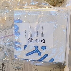 🌸Let it snow Pillow Cover, NIB, 16"x16"